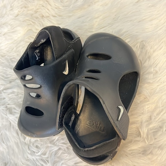 Nike Kids Velcro Sandals Black w White Swoosh Size 7C - Picture 4 of 7